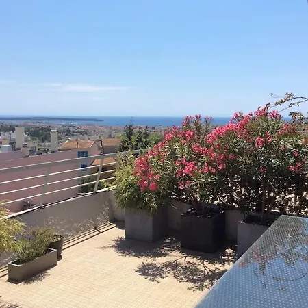 Avec Grande Terrasse ,et Vue Sur La Baie De Cannes Le Cannet