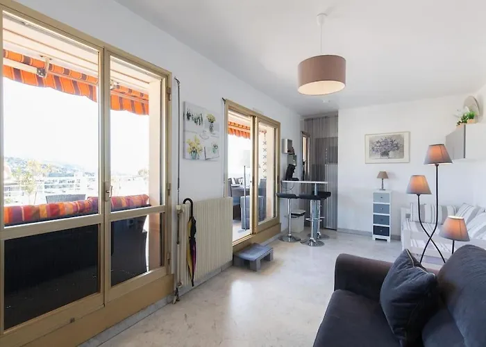アパート Avec Grande Terrasse ,et Vue Sur La Baie De Cannes *